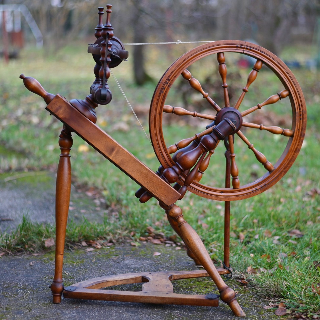 VINTAGE ANTIQUE WOODEN 37 SPINNING WHEEL FOR YARN WOOL